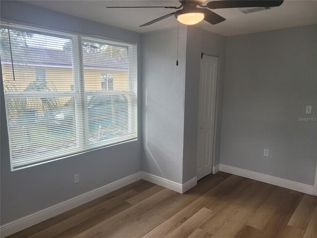 Building Photo - 1320 S Oleander Ave