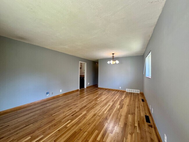 Building Photo - 3 Bedroom Home Walking distance to Sloan L...