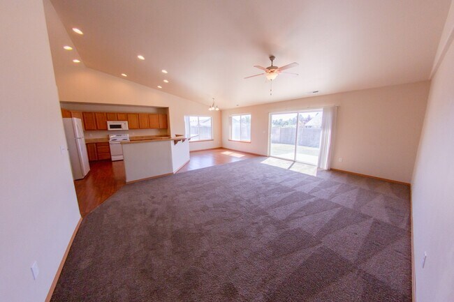 Building Photo - Open Floor Plan Home with Large Fenced Yard