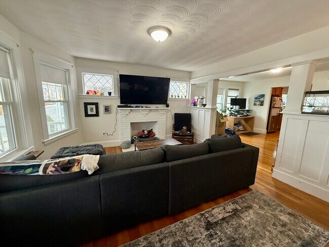 Building Photo - 253 Brown St