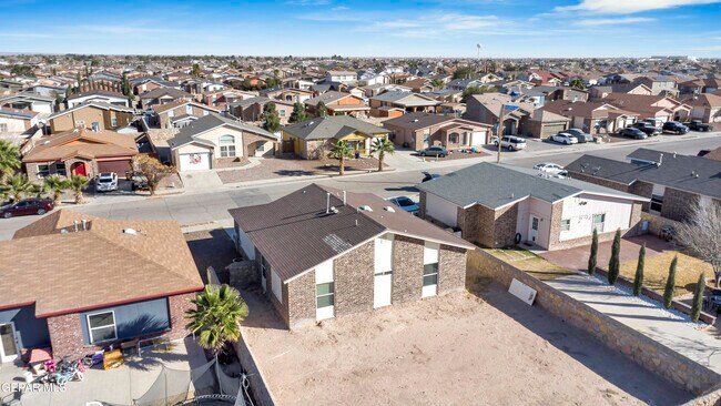 Building Photo - 621 Maravillas St
