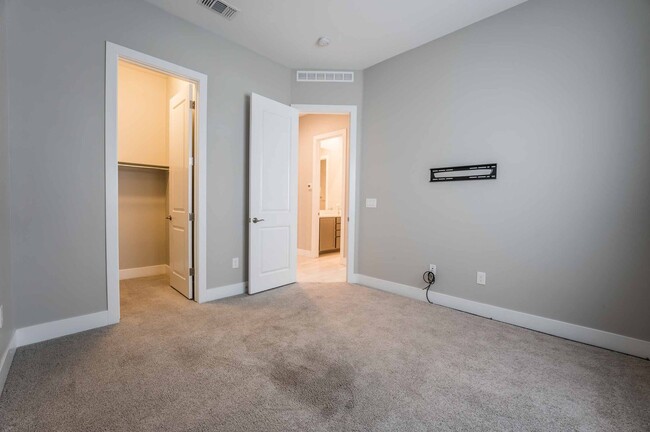 Building Photo - Stunning 3 Bedroom One Story home in Summe...