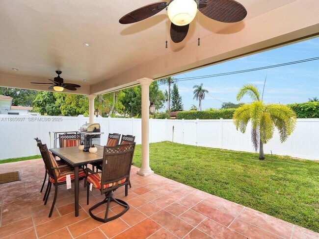 Building Photo - 3141 Hollywood Blvd