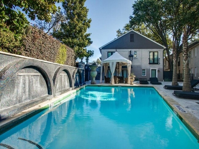 Building Photo - Remodeled Central Dallas Condo