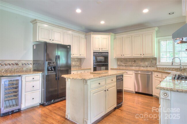 Building Photo - 1222 Weddington Hills Dr