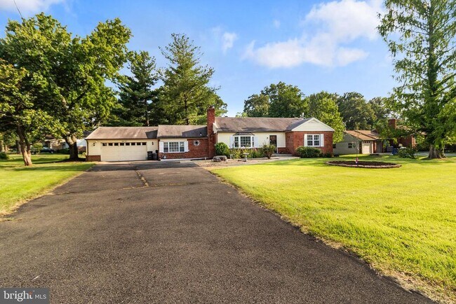 Building Photo - 5601 Dawes Ave