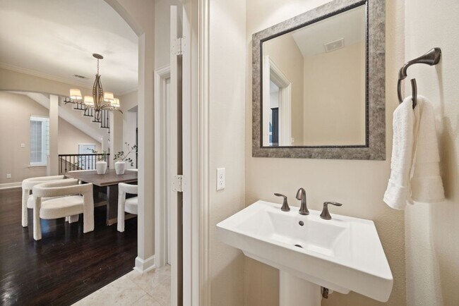 Building Photo - 5407 Lillian St