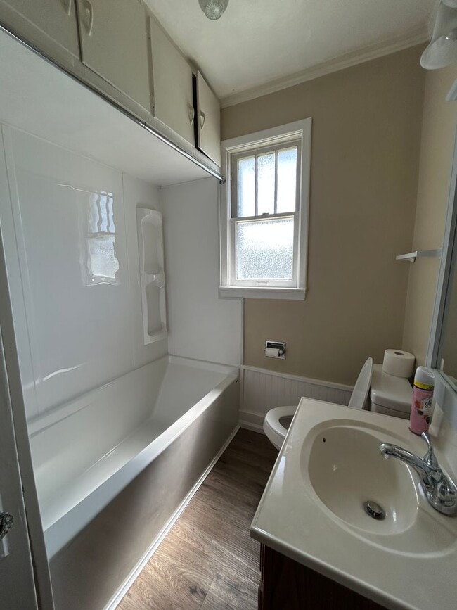 Building Photo - Charming 2-Bedroom Home with Spacious Yard...