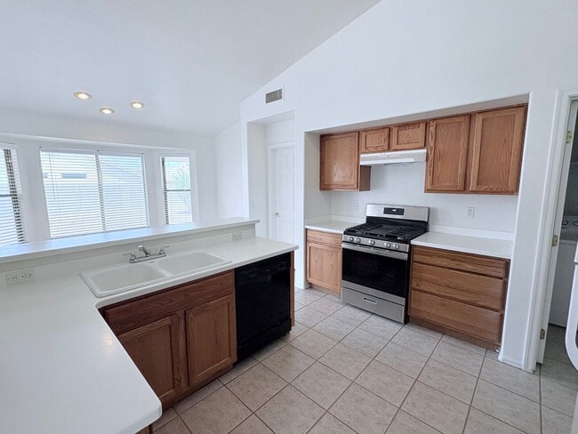 Building Photo - Lovely 3 Bedroom House!