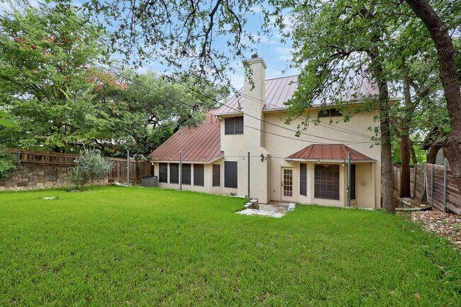 Building Photo - 7 Bed Home for August!