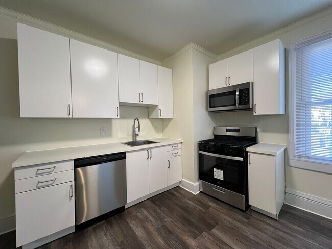 Building Photo - Updated 2BR Townhome with office & parking spot!