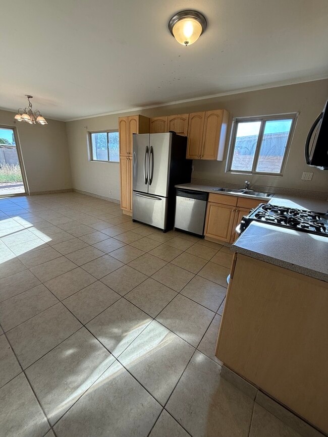 Building Photo - House For Rent