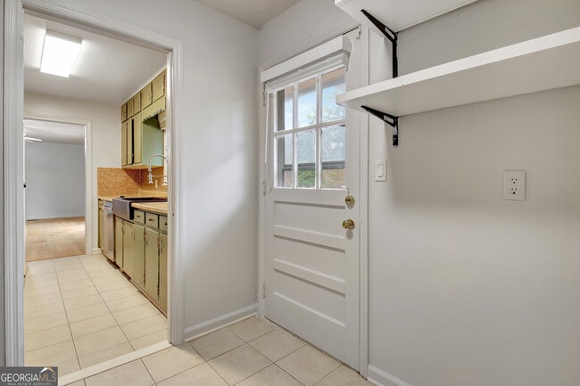 Building Photo - 500 Circle Dr