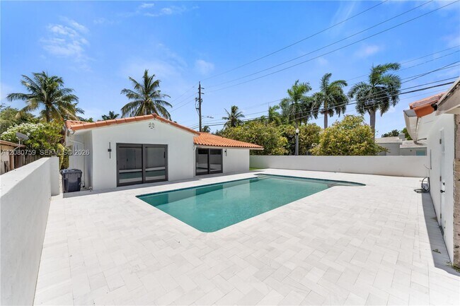Building Photo - 1221 Biarritz Dr