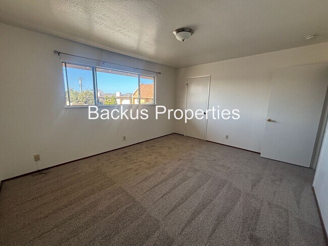 Building Photo - Wonderful newly remodeled duplex located in South Salinas