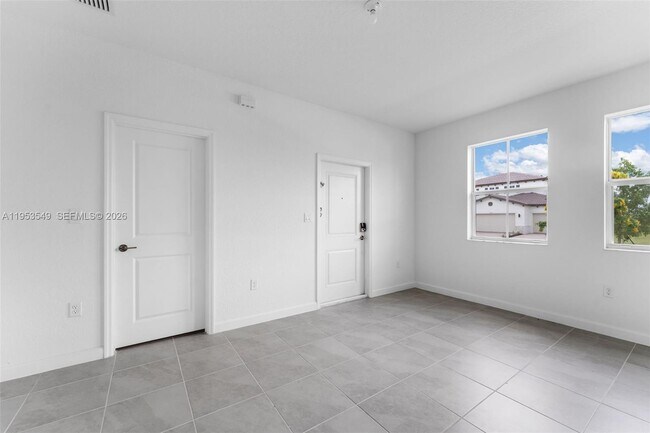 Building Photo - 2960 SE 23rd Ave