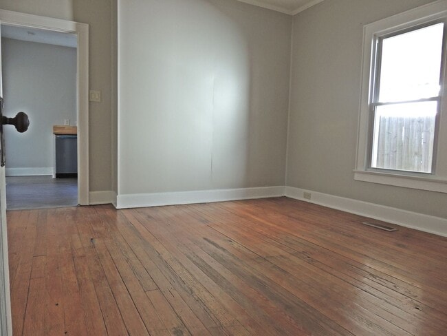 Building Photo - Two bedroom, one bath home is South Knoxville