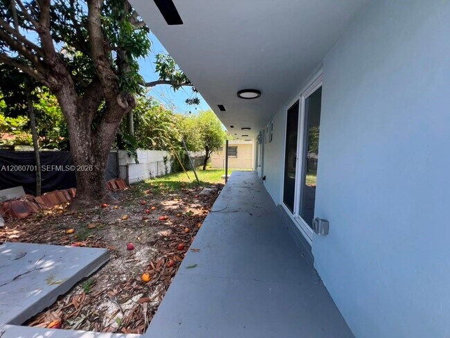 Building Photo - 1239 SW 22nd Ave