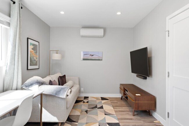 Building Photo - 617 Loma Dr