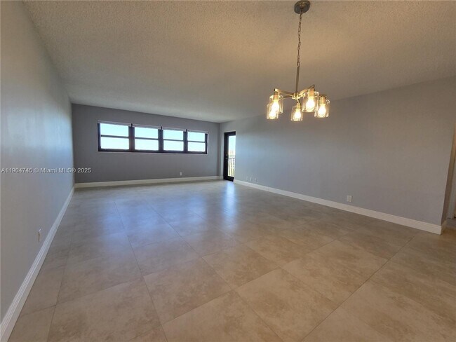 Building Photo - 3200 Port Royale Dr N