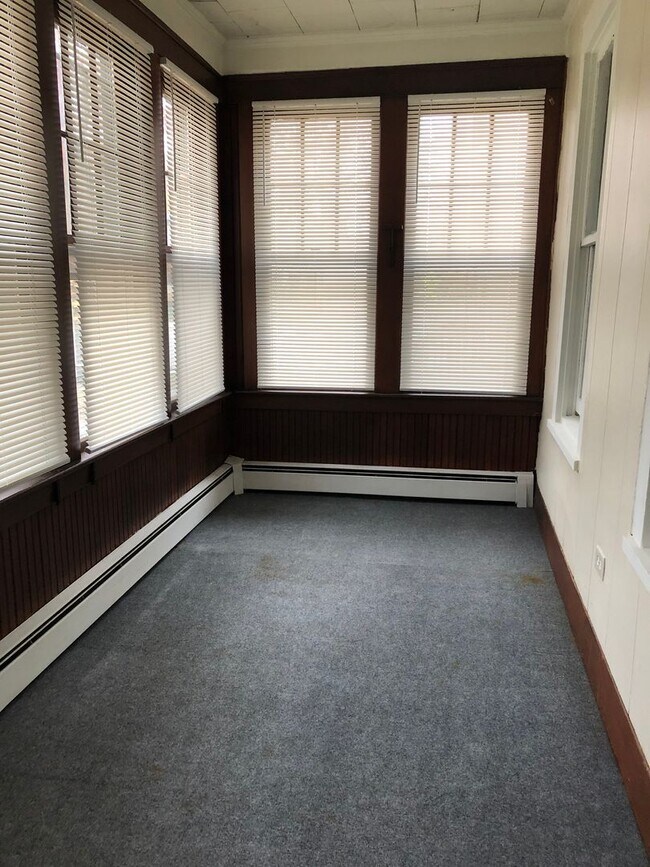 Building Photo - Fantastic Apartment in Great Neighborhood. Recently Renovated! Hardwood Floors! Private Driveway!