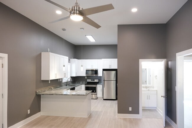 Building Photo - Charming 2BR/2.5BA Home