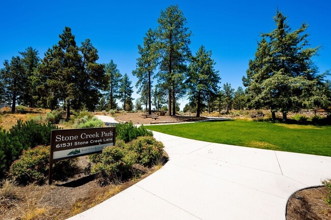 Building Photo - Freshly Updated 3Bed Home: Community Pool ...