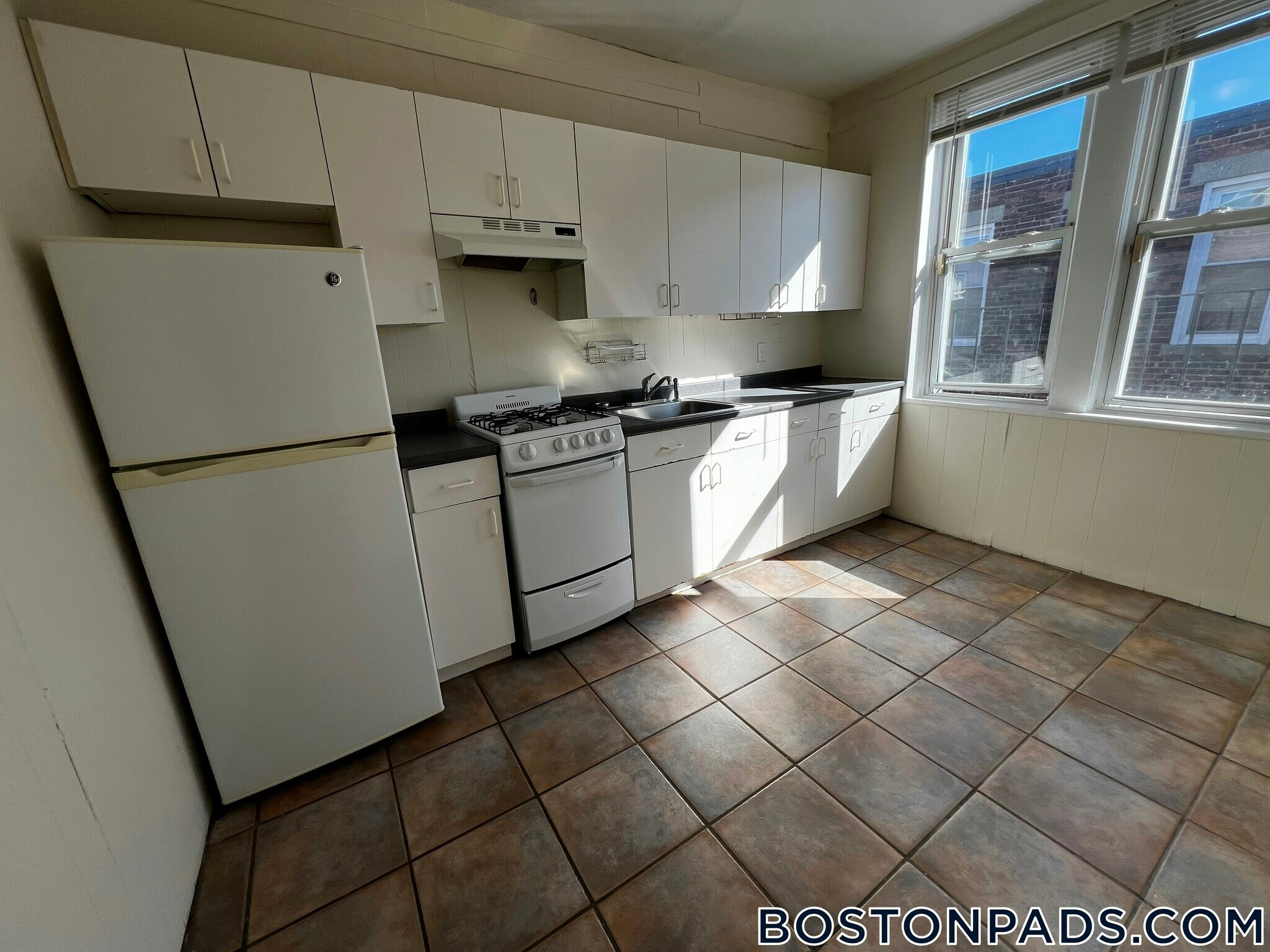 Building Photo - 518 Cambridge St