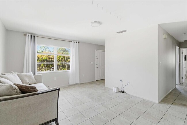 Building Photo - 308 Lantana Ave