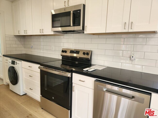Building Photo - 605 S Orange Dr