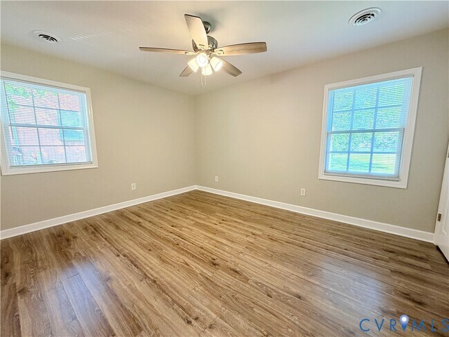 Building Photo - 526 Roslyn Ave