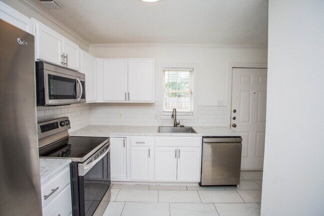 Building Photo - Move-In Ready! Stunning Home with Modern U...