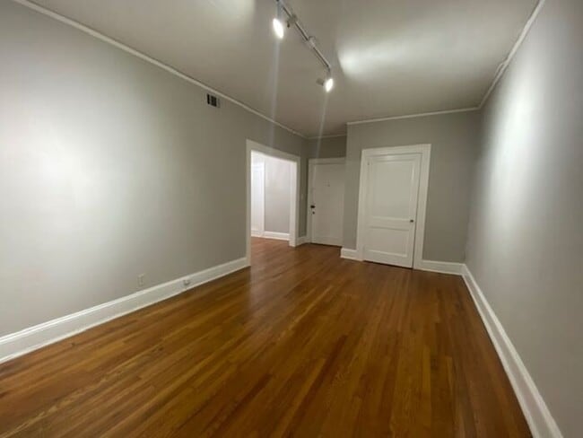 Building Photo - Experience the best of VA Highlands living! Cozy One Bedroom Apartment Available Now!