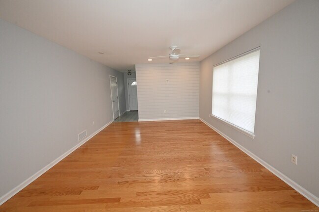 Building Photo - 560 Silver Sands Rd