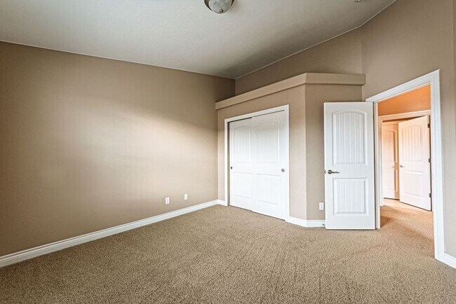 Building Photo - Stunning 5BR Home with Luxury Master Suite & Low-Maintenance Yard!