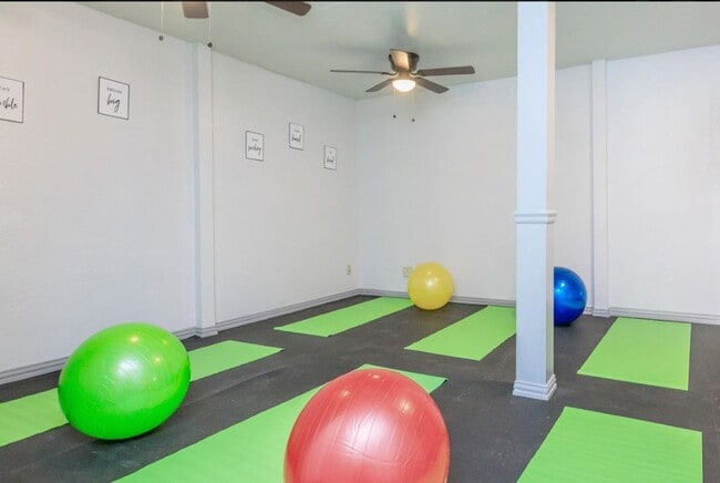 Building Photo - * $300 Off April and May Rent * Beautiful 1 bedroom apartment *