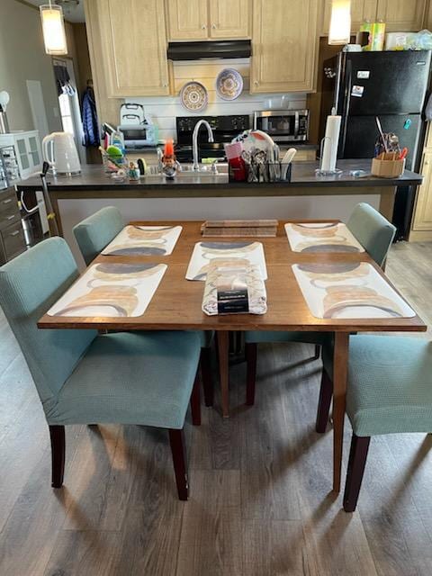 Kitchen Table - 139 Crimson Rose Way