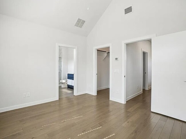 Building Photo - MOVE IN READY