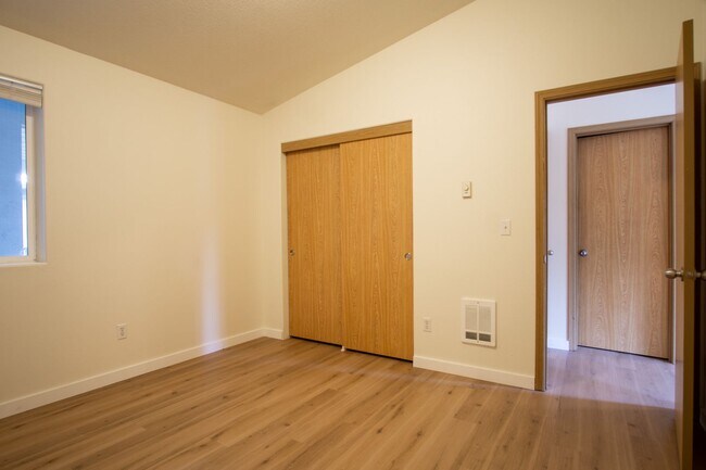 Building Photo - FREE RENT: Contemporary One Bedroom w/New Luxury Vinyl Flooring + Vaulted Ceilings!