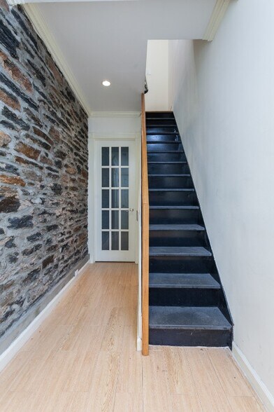 Building Photo - 450 W 50th St