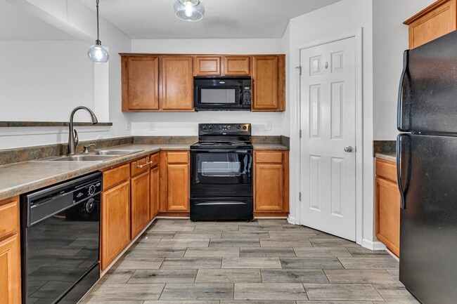 Building Photo - Townhome close to Brentwood and Antioch -A...