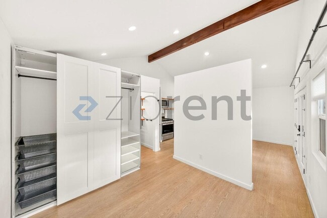 Building Photo - 2602 Deodar St