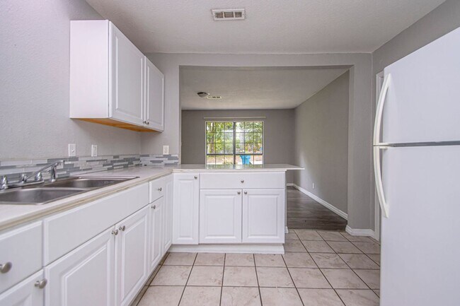 Building Photo - Charming 3-Bedroom Home with Large Fenced Backyard in Little Rock!