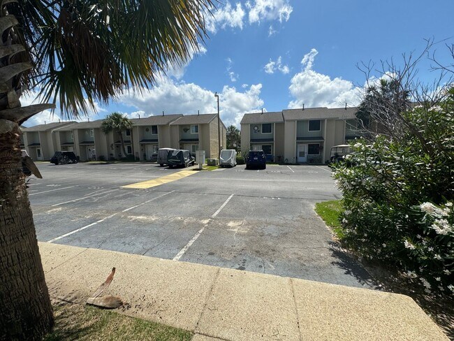 Building Photo - Great Two Bedroom-Freshly Remodeled-$500.00 off first months rental rate with approved application!