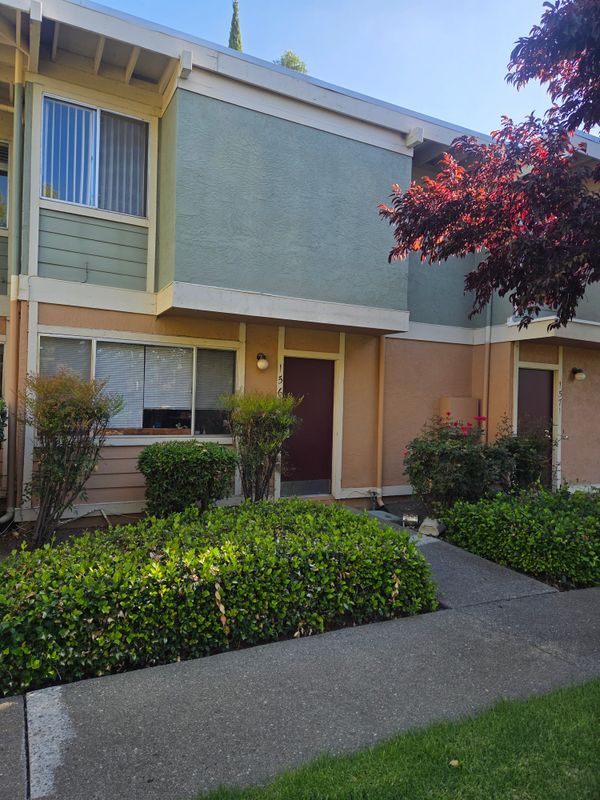Building Photo - 1569 Drake Dr