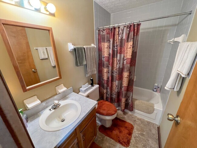 Building Photo - Stunning Rental Home in Indian Creek - Rey...