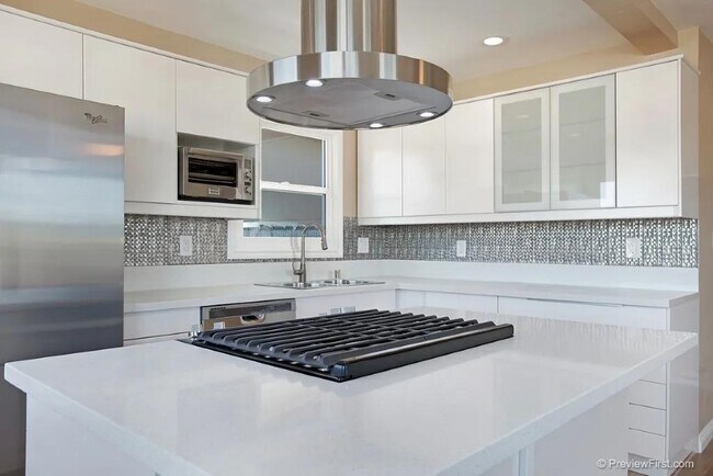 Building Photo - 3739 Ocean View Blvd