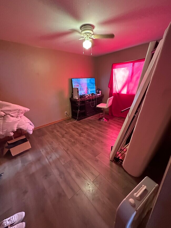 Building Photo - Stunning Glendale 2 BR Apartment!