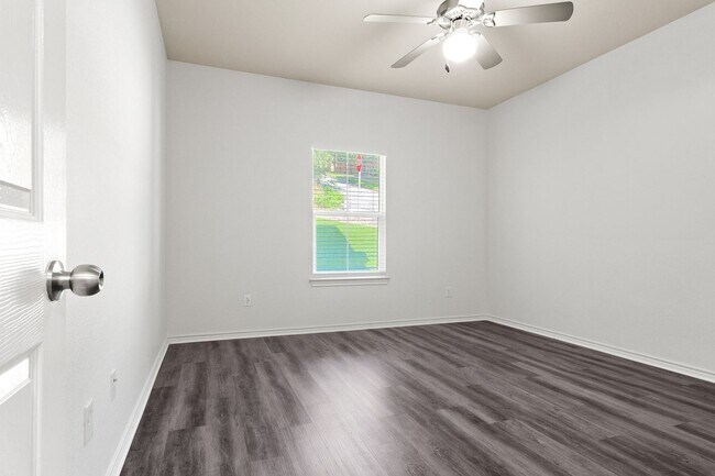 Building Photo - * MOVE IN SUMMER 07/03/2027 * 6 Bed 4 Bath Home, Walk to TCU Light Housekeeping Included