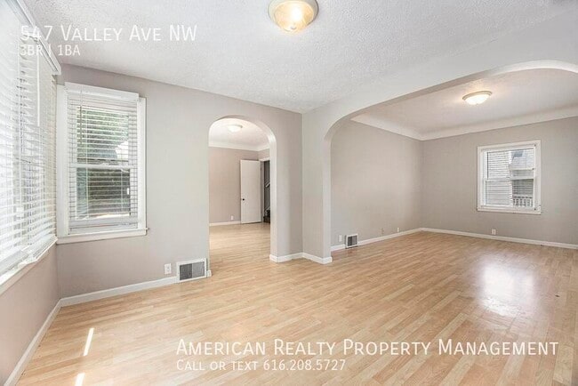 Building Photo - 547 Valley Ave NW